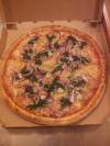 Pizza Spinaci č.12 ( sugo, mozzarella, slanina, vep. panenka, špenát, červená cibulka, česnek